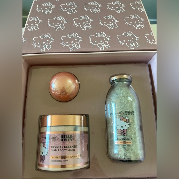 The Crème Shop x Hello Kitty NWT - Picture 3 of 7